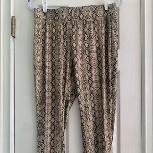 Hue Animal Print Leggings Pants Size L Polyester and Spandex